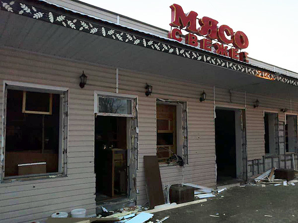 В ларьках не наливать. Смольный под новый год начал сносить торговые павильоны, торгующие спиртным