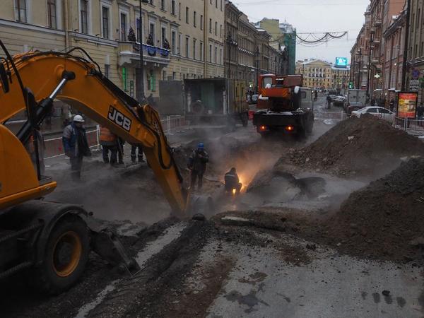 На Московском проспекте из-за прорыва разверзлась «дыра дьявола». Для автомобилистов дорогу откроют не скоро
