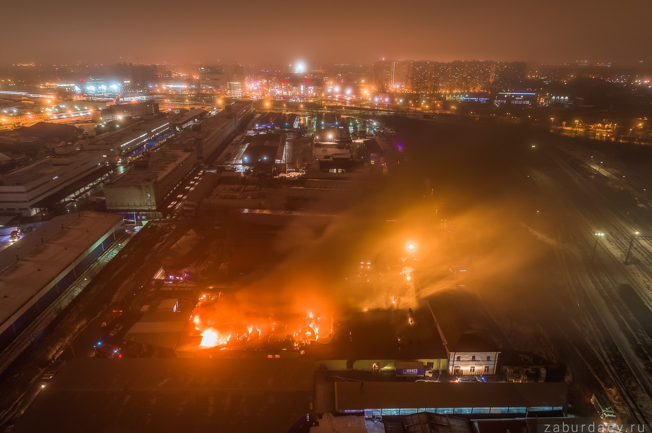 Сгорел склад вайлдберриз в санкт петербурге. Промзона Невский район. Пожар в Санкт-Петербурге сейчас в Невском районе на Большевиков. Промзона в Невском районе СПБ. Невский район атмосфера.