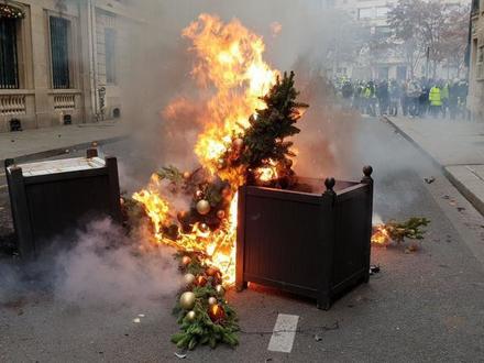 Показываем Париж в огне. Пострадавших в акциях больше 50 арестованных больше 700