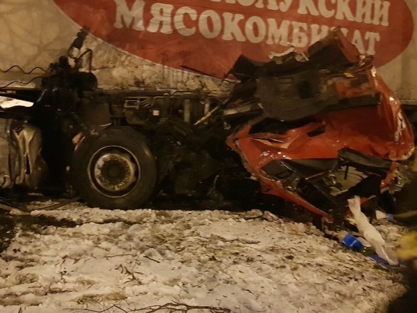 «Ночь жестянщика» в Петербурге: машины заносило и переворачивало. На Витебском у фуры оторвало кабину