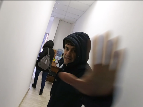 Съемочная группа канала «Санкт-Петербург» подверглась нападению в подпольном офисе работодателей