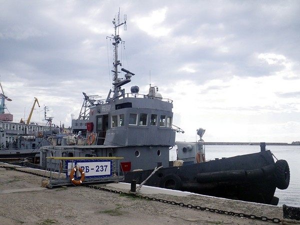 Буксиры ВМФ РФ спасли турецкий сухогруз
