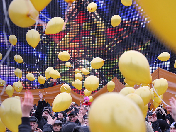«Фонтанка» собирает фото офисных поздравлений с 23 Февраля