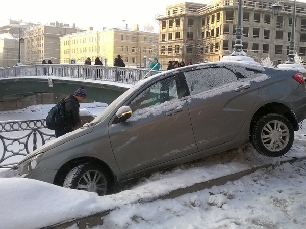 У Поцелуева моста «Лада» нырнула на тротуар и встали автобусы