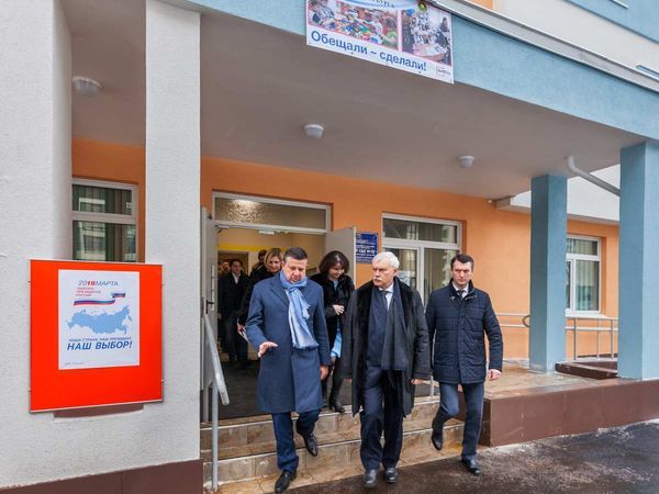 Губернатор Петербурга посетил садики и школу в ЖК «Солнечный город»
