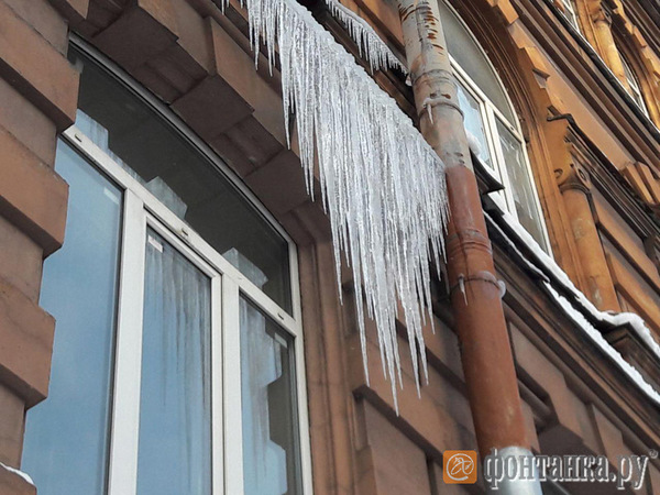 Страшные и красивые: Петербуржцы публикуют фото сосулек