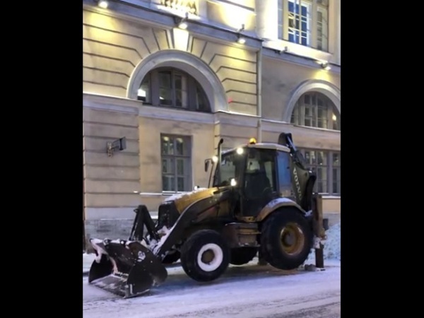 «Танцующий трактор» припарковался в центре Петербурга
