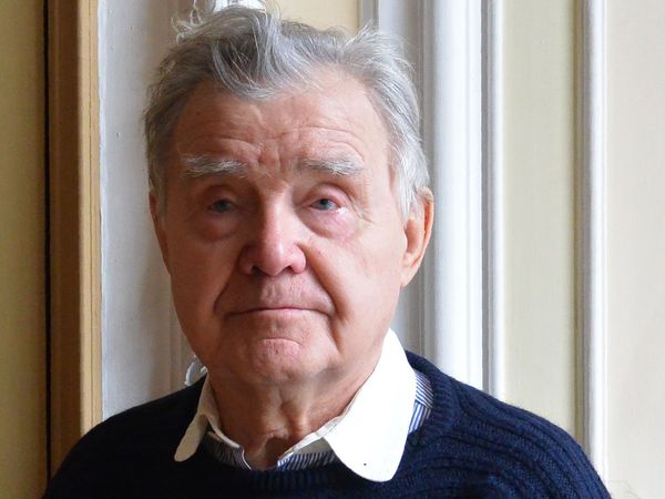 Слышать звуки музыки