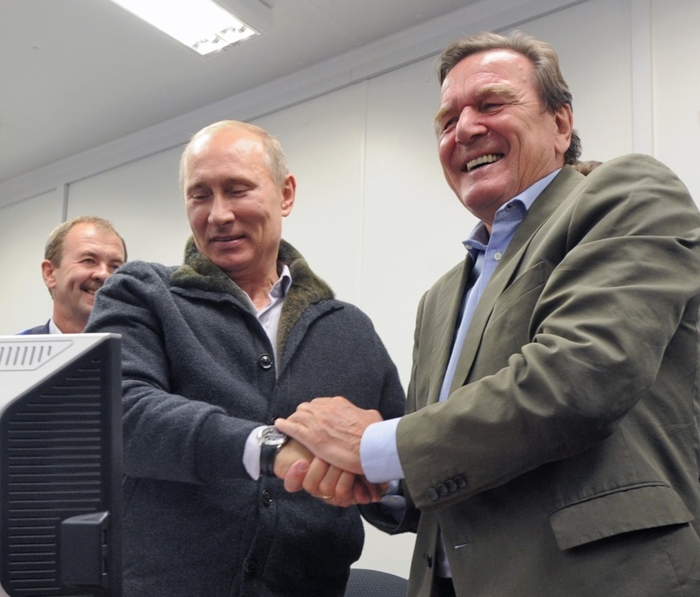 Владимир Путин (в центре) и председатель комитета акционеров компании "Северный Поток" Герхард Шредер (справа) во время технического пуска проекта Nord Stream на станции "Портовая"/2009 год