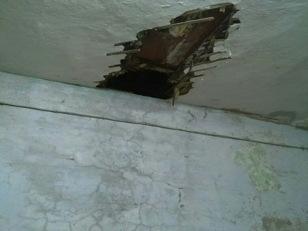 Очевидцы: В Кронштадте через дыру в чердаке провалился ребенок