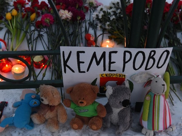 В память кемеровской трагедии на Дворцовую несут цветы