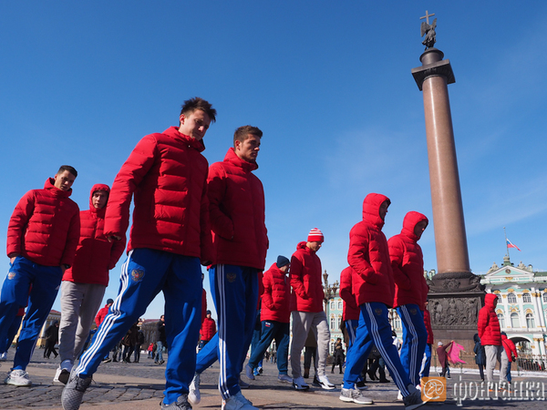 Футболисты сборной России почтили память погибших в Кемерово на Дворцовой площади