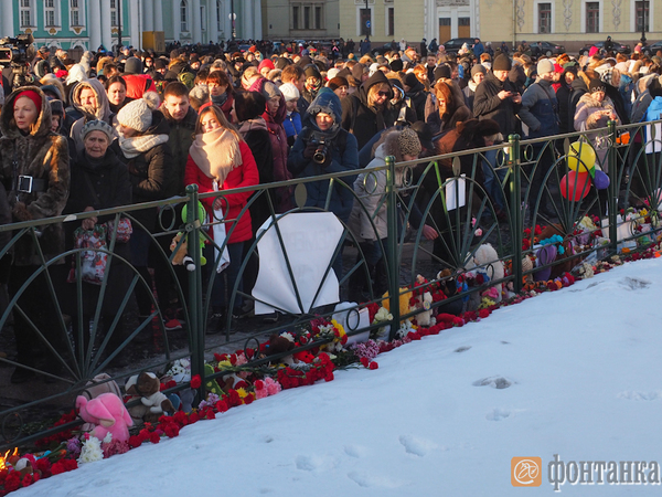 На Дворцовой начался митинг памяти погибших в Кемерово