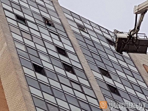В горящем доме на Коломяжском пытаются снять жильца с 23-го этажа