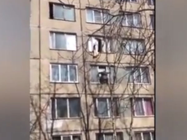 Побег иностранца из окна на Подвойского попал на видео