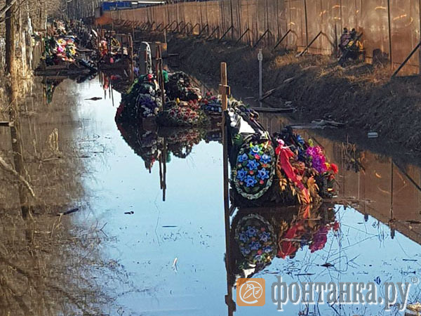 Серафимовское кладбище затопило грунтовыми водами