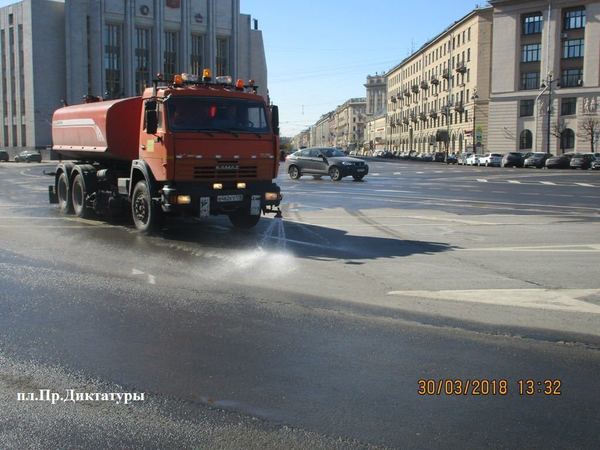Улицы Петербурга начали отмывать от зимы