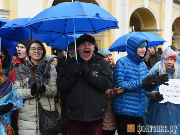По Невскому прошли люди под синими зонтами