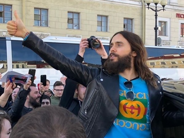 Джаред Лето спел с петербуржцами в центре города