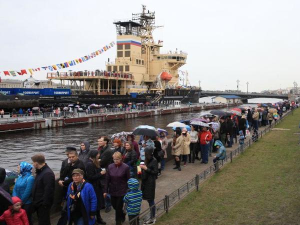 Петербуржцы выстроились в очередь за арктической мощью