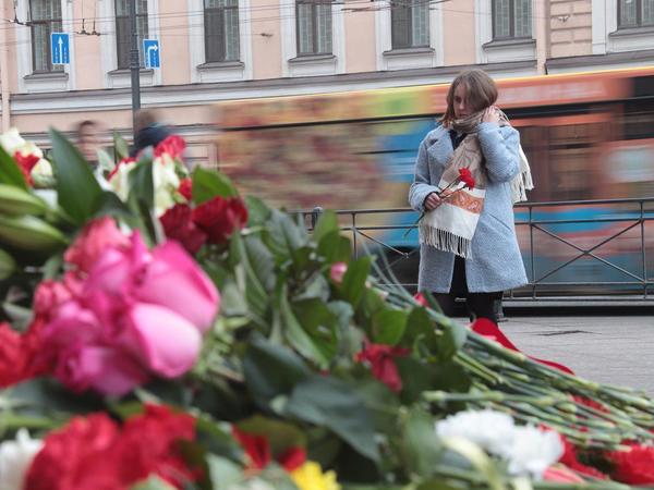 Петербуржцы помнят: Возле «Технологического института» вновь гора цветов
