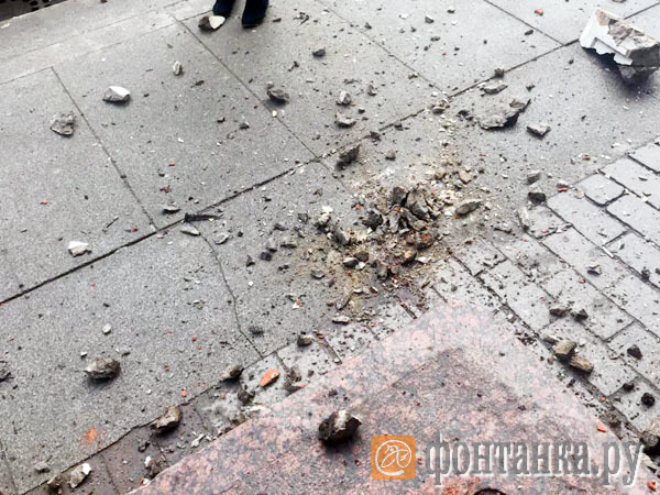 Падающие куски фасада на Большой Конюшенной чуть не зашибли пешехода