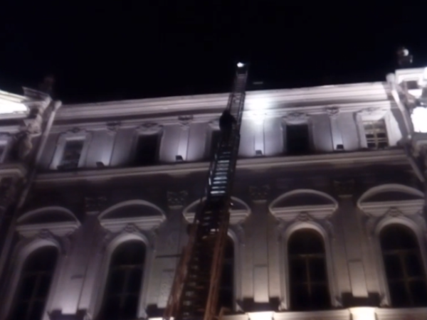 Руфера на Миллионной пожарные прокатили на лестнице