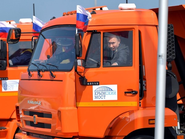Путин за рулём КамАЗа открыл движение по Крымскому мосту
