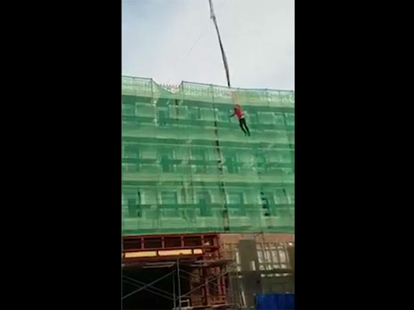 На Таллинской сорвался с крана развлекавшийся рабочий