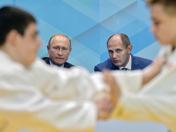 «Когда Путин стал президентом, возле нашего клуба асфальт положили»