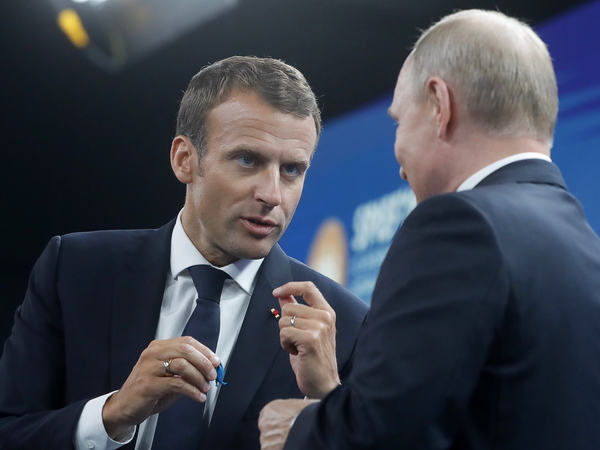 Французские бизнесмены подарили Путину синего петуха