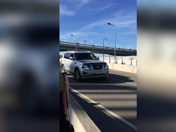 Кортежу из трёх автомобилей покорился пешеходный Яхтенный мост