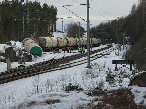 Финская полиция расследует утечку 35 тонн ядовитого вещества из российского поезда