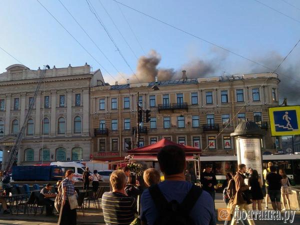 Пожар в «Пассаже» парализовал движение по Невскому и Садовой