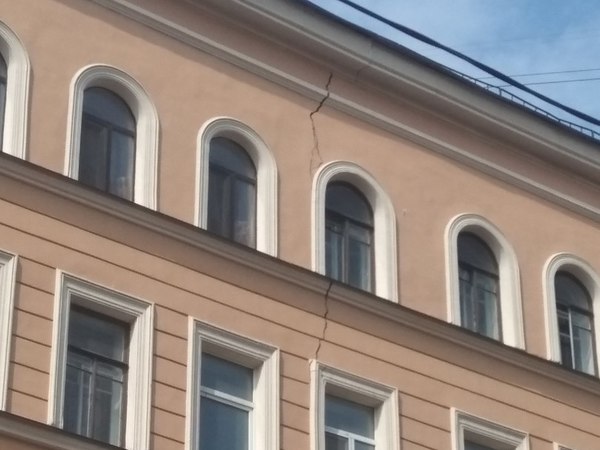 На Александра Невского треснул исторический дом, зажатый между двух строек