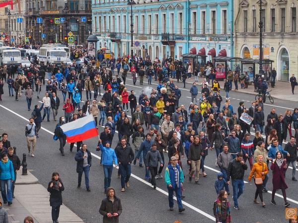 Сторонники Навального вышли на Невский проспект. Движение перекрыли