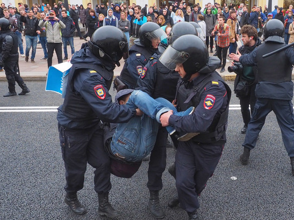 Как задерживали на акции в Петербурге