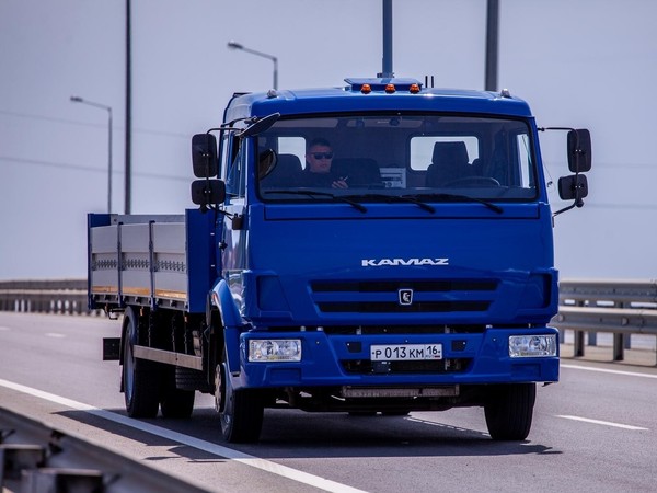 На подходе к Крымскому мосту испытали беспилотный «КамАЗ»