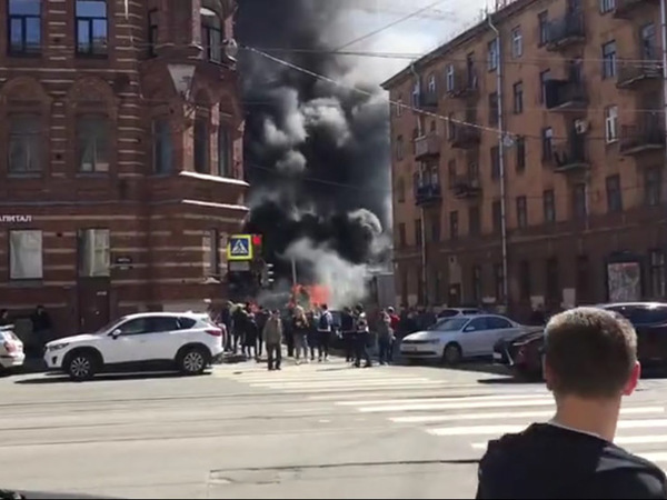 В центре Петербурга полыхает грузовик