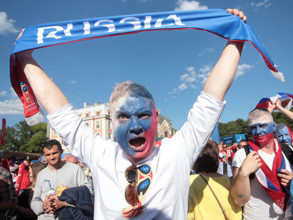 Болельщики Марокко, Ирана и России поспорили на Невском, кто больше рад за нашу сборную