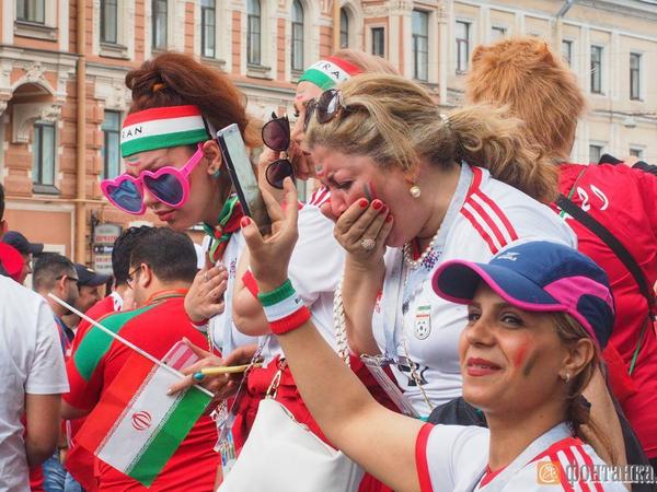 На канале Грибоедова в толпе футбольных болельщиков Ирана и Марокко распылили газ