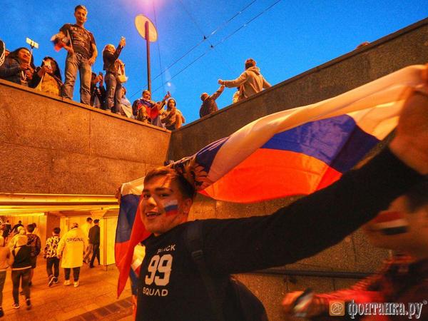 Нас не остановить, как Дзюбу: после победы сборной России волна болельщиков накрыла Невский проспект