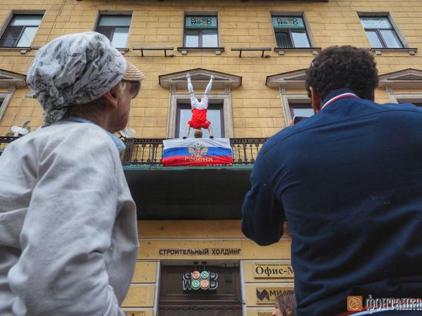 На балконе на Невском в стойке на руках завис футболист