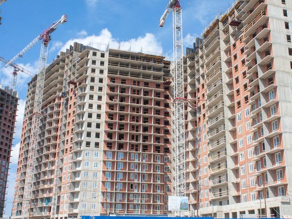 В ЖК «Полис на Комендантском» приступили к остеклению