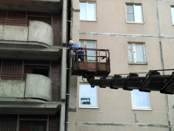 Отслоившуюся от дома на Щербакова панель вернут на место, опасности для жильцов в ней не нашли
