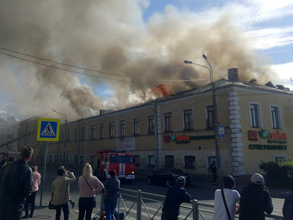В Ломоносове горит торговый центр прямо напротив вокзала