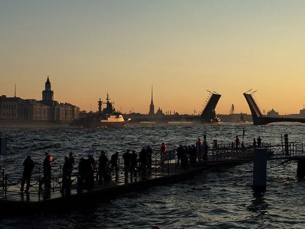 20 боевых кораблей и катеров ночью прошли по фарватеру Невы