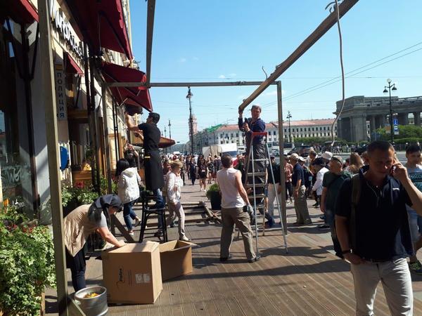 Дело - труба: почему у летних кафе в Петербурге не получается жить по закону