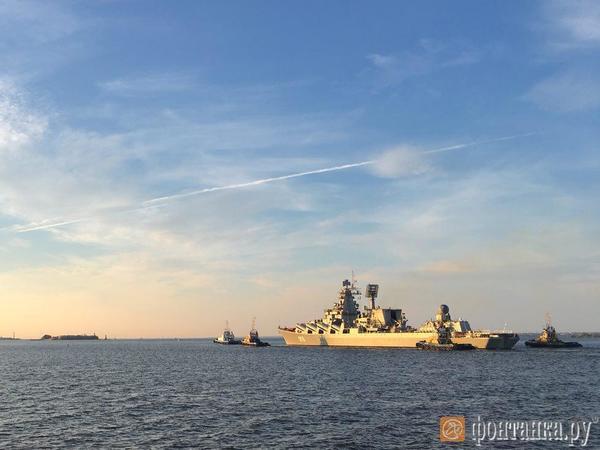 «Маршал Устинов» привел «Орла». В Кронштадт вошли самые большие участники парада ВМФ
